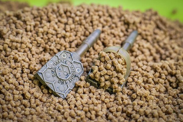 Method & Feeder Futter und Pellets
